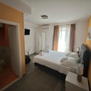 https://nirvana-rooms-apartments.splithotels.org